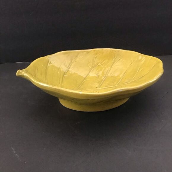 Vietri Italy Italian Pottery chartreuse leaf bowl - Picture 2 of 3